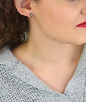 Kolczyki srebrne 925 K 0439 w kształcie motylków, ozdobione markazytami. Wymiary 7x6 mm, waga 1,30 g. Subtelna biżuteria z nutą vintage – idealna na prezent (1).JPG